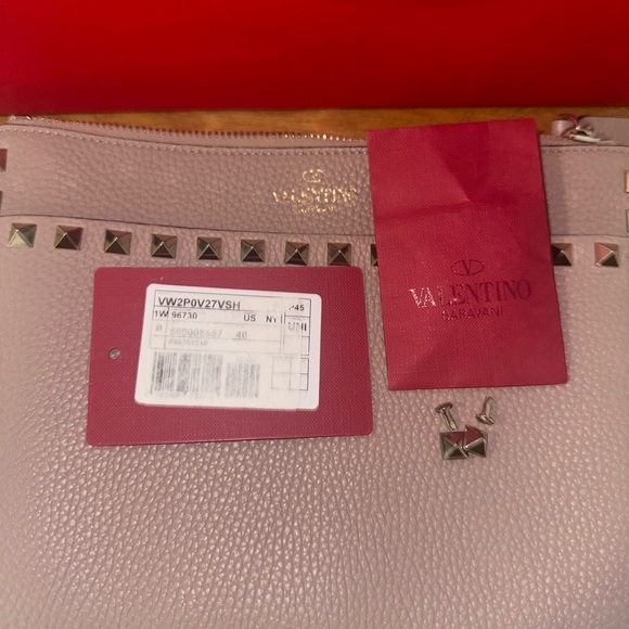 VALENTINO GARAVANI Pebbled Calfskin Rockstud Flat Pouch Poudre- Preloved w/COA - Picture 3 of 11